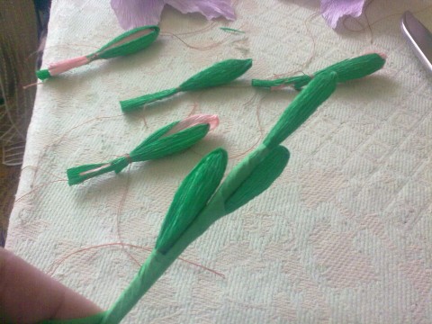 Гладиолусы из конфет из гофрированной бумаги своими руками Гладиолусы из конфет из гофрированной бумаги своими руками